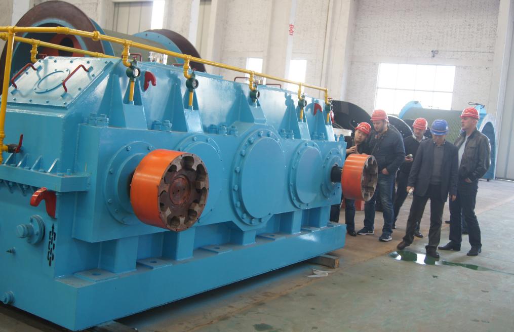 大模数重载硬齿面平行轴减速器装配完成!